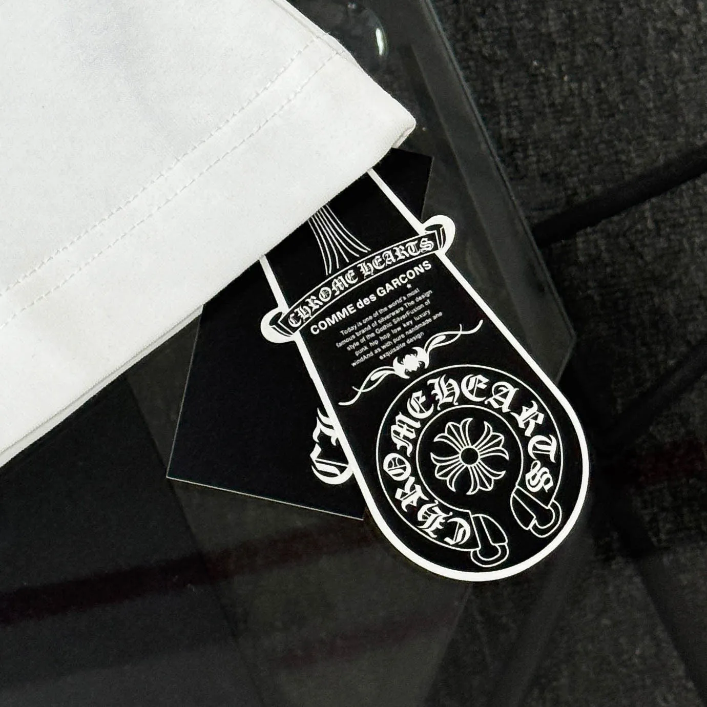 P180 Chrome Hearts Chrome Hearts 25 high-end versions. The fabric is made of 300 grams of high-density pure cotton. It does not deform or shrink. It has three labels. It is the same style for men and women. Technology: suede foaming + digital printing. Color: white, black. SIZE: S-XL.